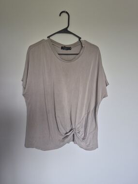 Knot-Front Short Sleeve Tee in Taupe
